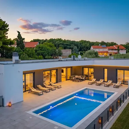 Peliceti With Grand Pool Vila