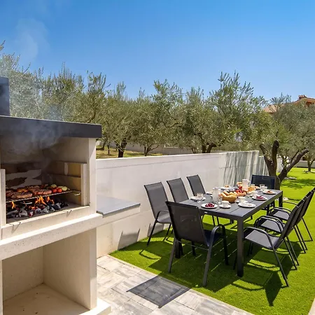 Peliceti With Grand Pool * Loborika