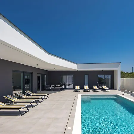 Peliceti With Grand Pool Loborika