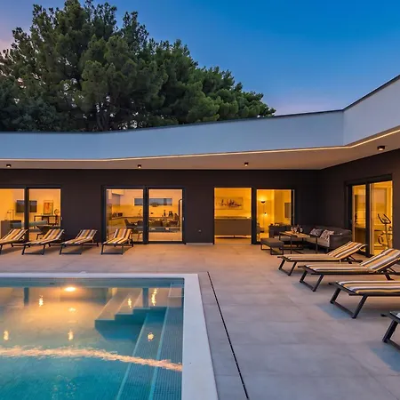 Peliceti With Grand Pool Vila Loborika