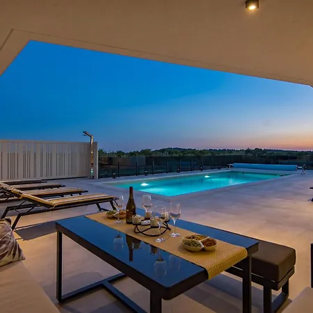 Peliceti With Grand Pool Vila